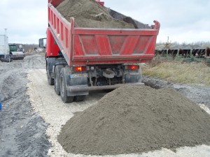 Wyładunek gotowej podbudowy (na bazie mieszanki popiołowo-żużlowej)